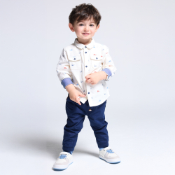 قميص من الثوب المخملي المضلع، مع رسمة للحوت، باللون الأبيض للأطفال الصغار